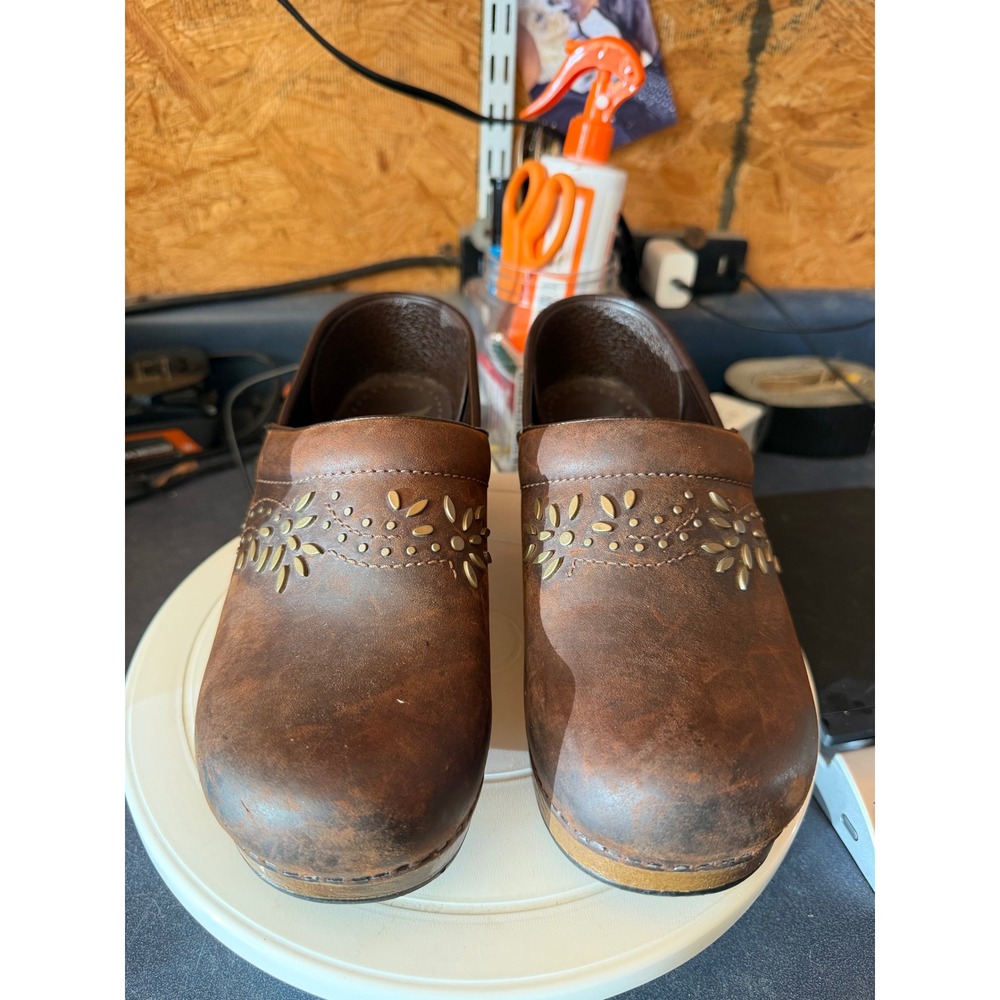 Dansko Professional Brown Oiled Leather Studded Leaf Clogs Womens 39